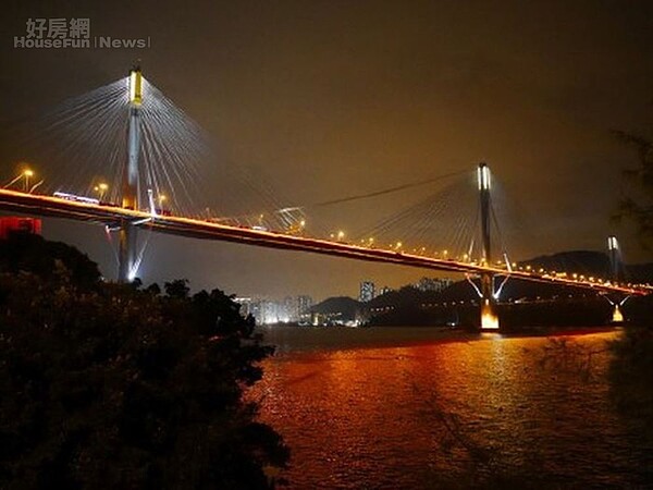 5.	夜幕下的汀九橋與青馬大橋。（翻攝自跑者子牛微博）
