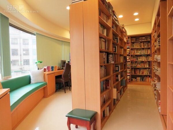 3.	閱覽室採光很好，擺放現代文學、修辭、語法、作文、科普等類書籍。
