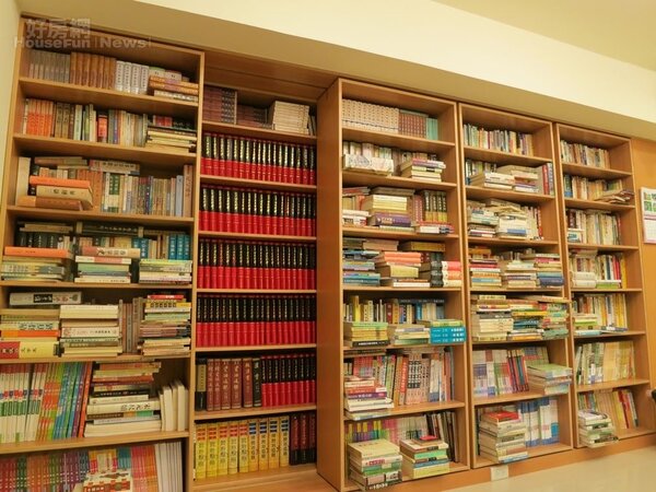 4.	書架第一層固定，第二層可推且能橫躺一些書，一面書牆就可放置三千本書。
