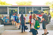 高市公車開進校園　全台最多
