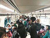 機捷試乘三站擠爆　最大缺點標示不清