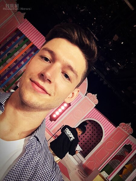 2.仲思齊去年曾受邀參加《二分之一強》綜藝節目,最近也參與電影《幸福城市》、《機器之血》與戲劇《鑑識英雄》演出。