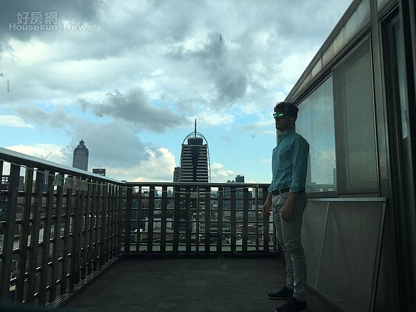 4-5.家裡有個4坪大陽台,每當仲思齊有煩惱時就會待在這裡放空,眺望著遠方淡水河美景,讓壓力煙消雲散。