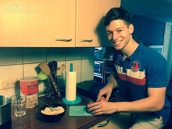 8-9.仲思齊喜愛在家享受下廚樂趣,就連掛在牆上的整組刀具看起來也很講究。
10.小檔案照