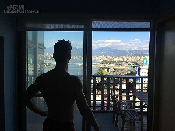 4-5.家裡有個4坪大陽台,每當仲思齊有煩惱時就會待在這裡放空,眺望著遠方淡水河美景,讓壓力煙消雲散。