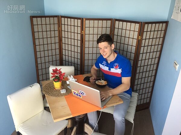 6.仲思齊專屬的工作區,有古式屏風與木桌,迷上直播的他,也會開直播與粉絲互動。