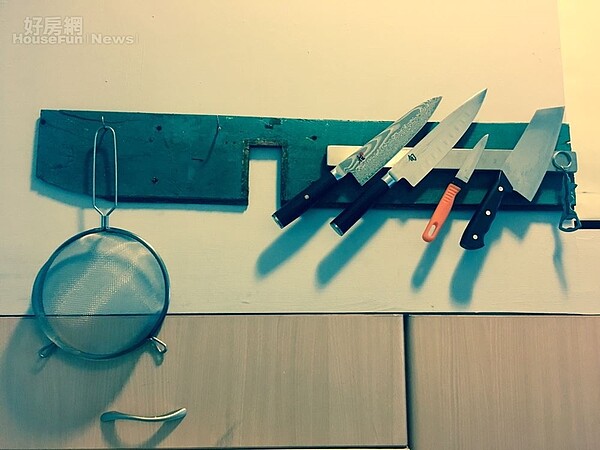 8-9.仲思齊喜愛在家享受下廚樂趣,就連掛在牆上的整組刀具看起來也很講究。