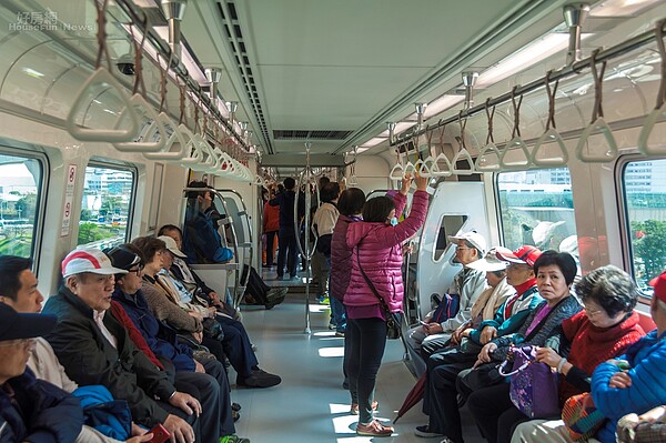 機場捷運開放民眾免費試乘的第二天，車廂人潮明顯變少。（好房網News記者張聖奕／攝）