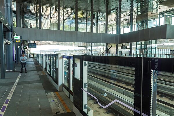 國民黨立法院黨團總召林德福質疑,軌道建設第一期編一百七十億餘元,與原本八年八千九百億元預算的第一期額度,完全一樣,所謂期限、額度砍半的作法根本是假象。(好房網News記者張聖奕/攝)