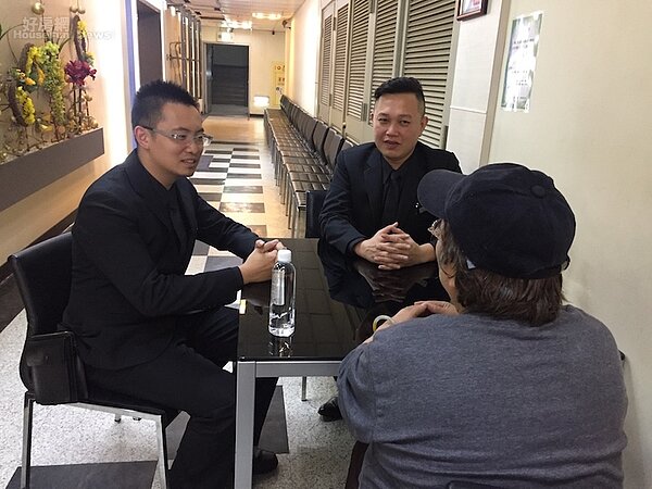 高阿姨感謝善得人本為先生提供無償治喪。（好房網News記者蔡佩蓉攝影）