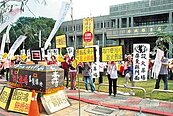 屏東殯葬專區環評　百人火爆抗議