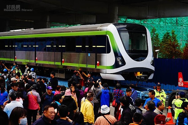 台中捷運車廂吸引民眾拍照。（好房資料中心）