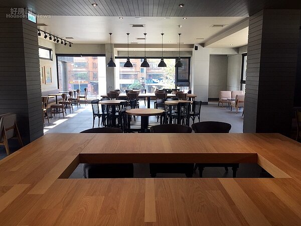 新莊思源路星巴克。(好房網News記者蔡佩蓉攝影)