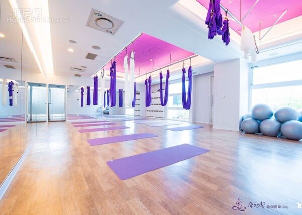 4.	瑜伽教室採光明亮，內有吊繩、空中輔具、瑜珈球等輔具。
