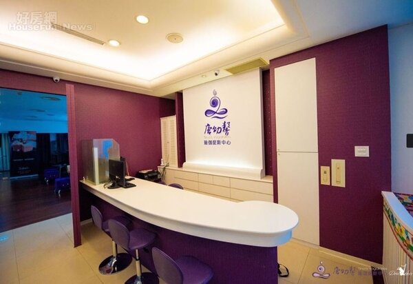 5.	接待區的牆面與椅子也都是紫色。
