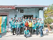 志工蓋屋頂修電路　母女有家可歸