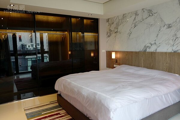 6.主臥房擺設簡單,牆上有王偊菁喜歡的大理石紋裝飾。