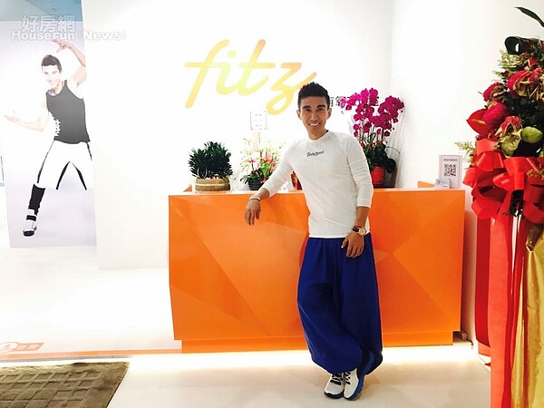 1.潘若迪創立了第一間工作室,占地百坪、斥資百萬裝潢,入口處以橘色櫃台搭配明亮光線,讓人精神為之一振。