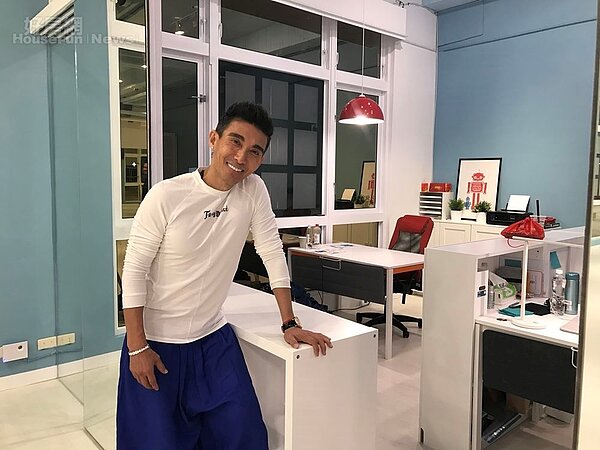 6.百坪教室隔了大約二十坪當作辦公室，辦公室外頭的鏡子門跟教室合而為一，裡頭則是Fitz工作團隊的辦公空間。
