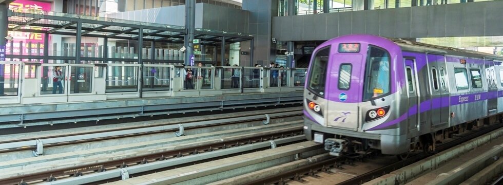 隨著機場捷運通車,讓城市交通更加便利,也帶動生活機能與就業機會提升,使得桃園市成為產業重鎮。(大刊頭)