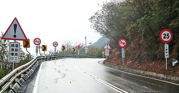 南迴公路台東多良416公里南下車道,兩旁交通號誌牌多到駕駛「不知要看哪一個」。 記者尤聰光/攝影