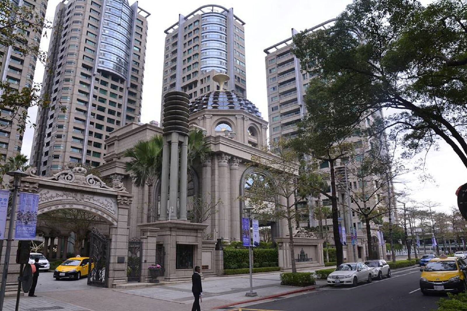 內政部實價登錄顯示,宏盛帝寶最後一次成交價約275萬/坪。(好房網News記者陳韋帆/攝影)