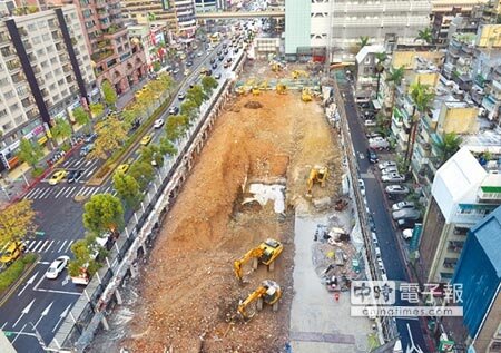 
終於拍板↑台北市正義國宅都更案，位於忠孝復興站SOGO百貨旁的基地，地上物已經拆除正進行整地工程。（洪錫龍攝）
 