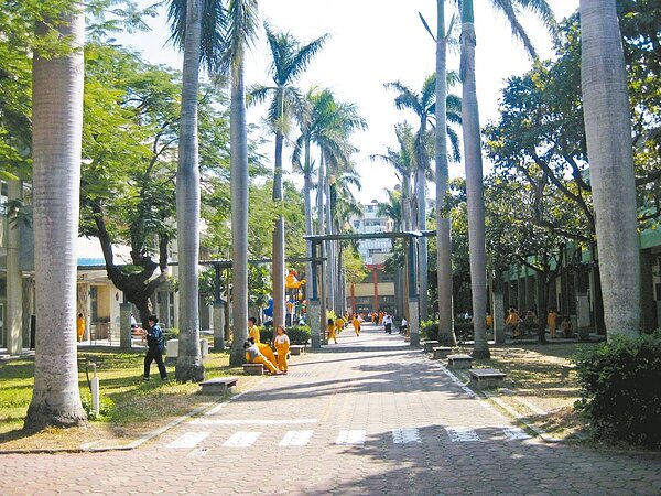 彰化市平和國小這塊私有地被轉售,新地主聲稱不知土地上有學校,縣府認為買地不看土地現狀,未免「說不過去」。 記者簡慧珍/攝影