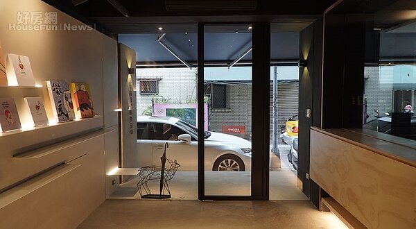 3.空間融合辦公與藝廊用途,「摺板」概念也延伸到整個空間內,包括辦公區、收納櫃、天花板…等區域都可見到此元素。