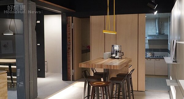 7-8.無論是裸磚紅牆、天花板裸露管線,或一盞盞鐵件吊燈,皆給人粗獷感的工業風,毛毛蟲認為這些都是讓空間回歸初相的減法精神。