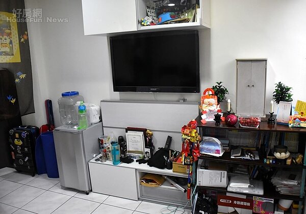 3.劉家成當時看屋時發現包括沙發、大電視、雙人床等傢俱一應俱全,覺得非常滿意。