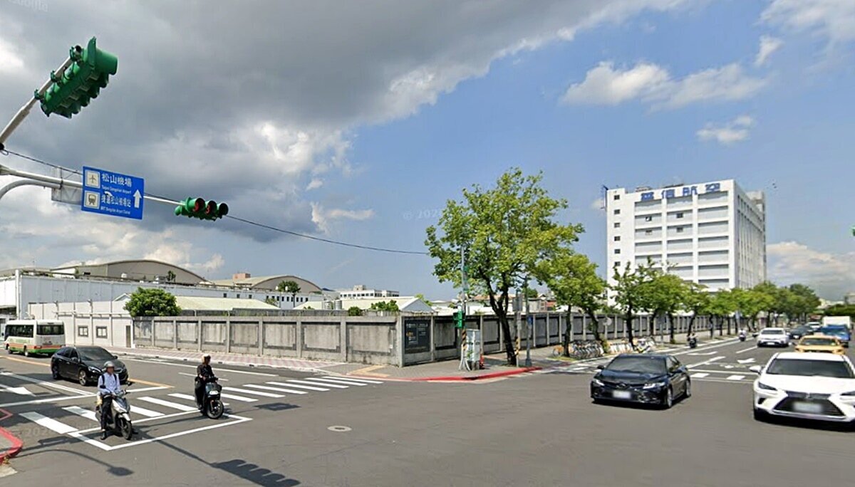 台北市政府近期宣布推動「公辦都更5099專案」,搭配「松山機場遷建」的城市規劃遠景,展現翻轉老舊市區與擴大都市更新的積極企圖心。圖/google map