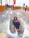 萬巒吊橋3D彩繪夯　成熱門景點