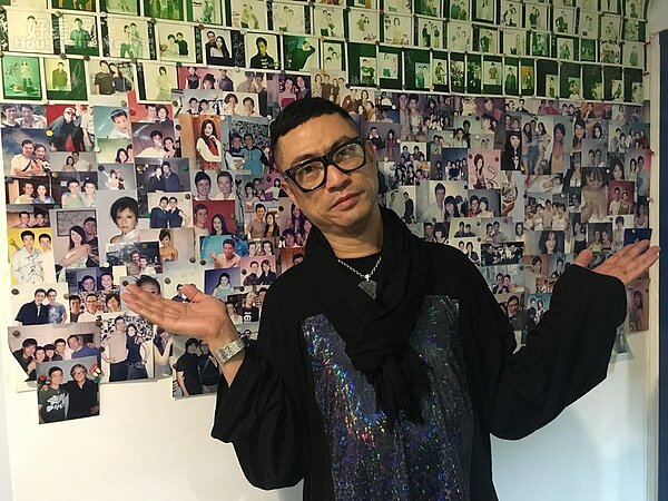 1. 造型大師李樹德曾為許多大咖藝人做造型,工作室牆上貼滿與藝人的合照。