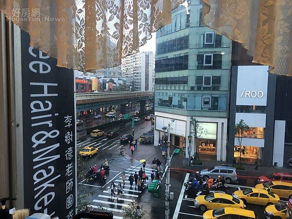 3. 工作室見證東區歷史,對面三角窗從小雅百貨變成鐘錶店。