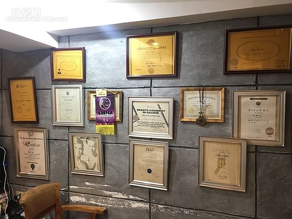 8. 櫃台的水泥牆上掛滿李樹德的造型證書。
