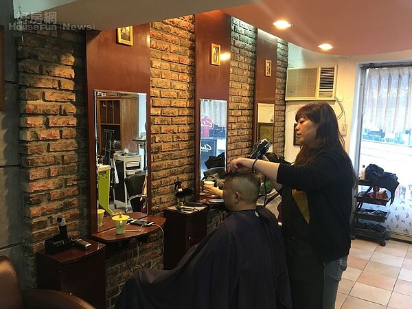 6. 牆面以紅磚做裝飾,走溫馨家庭風路線。