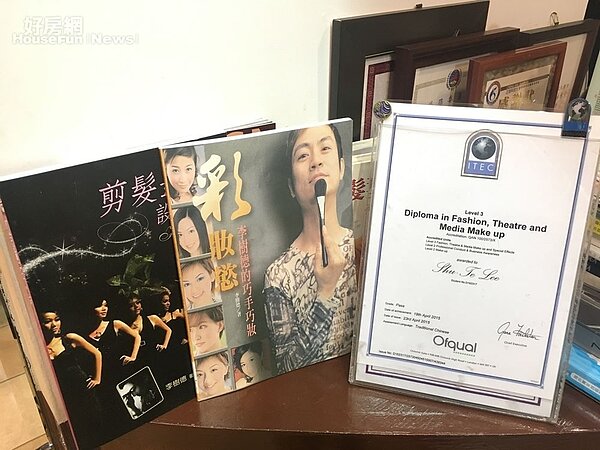 9. 工作室一角擺放李樹德的造型著作。