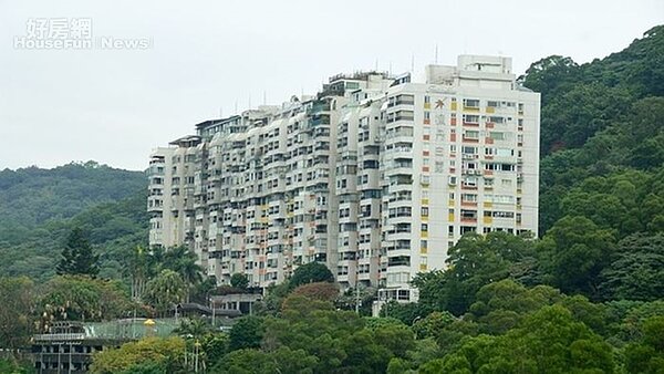 2. 「楓丹白露」社區屋齡30年,早期吸引不少影視名人入住。