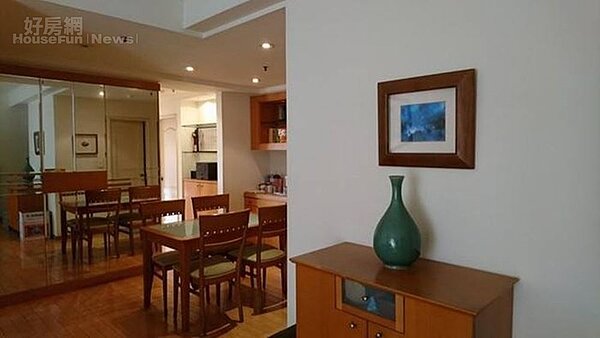 5. 餐廳後方的空間擺設青花瓷瓶和畫作。