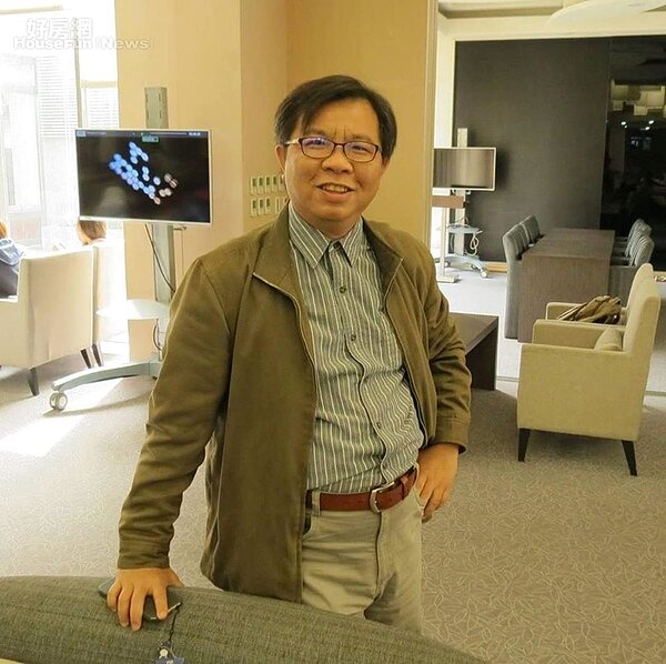 1. 詩人嚴忠政,曾被譽為「中生代」抒情巫師、詩歌鋼琴手,吸引許多愛詩鐵粉追隨。