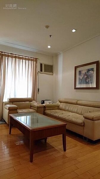 2. 採光良好的黃色系客廳。