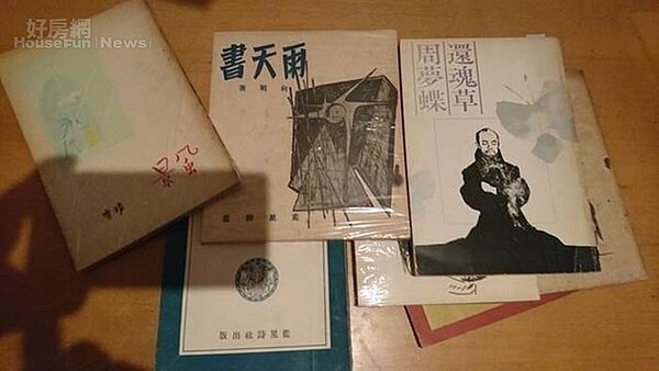 8. 有些藏書年齡比嚴忠政本身還大。