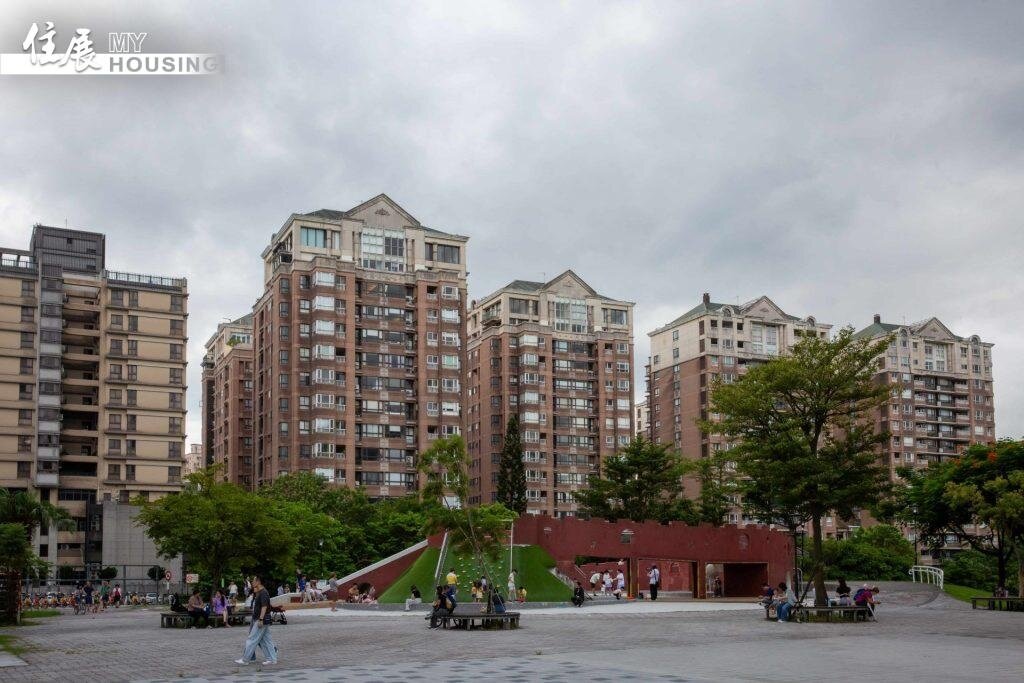 央行放寬第二戶購屋貸款成數上限，立委質疑房市信用管制成效。房市示意圖