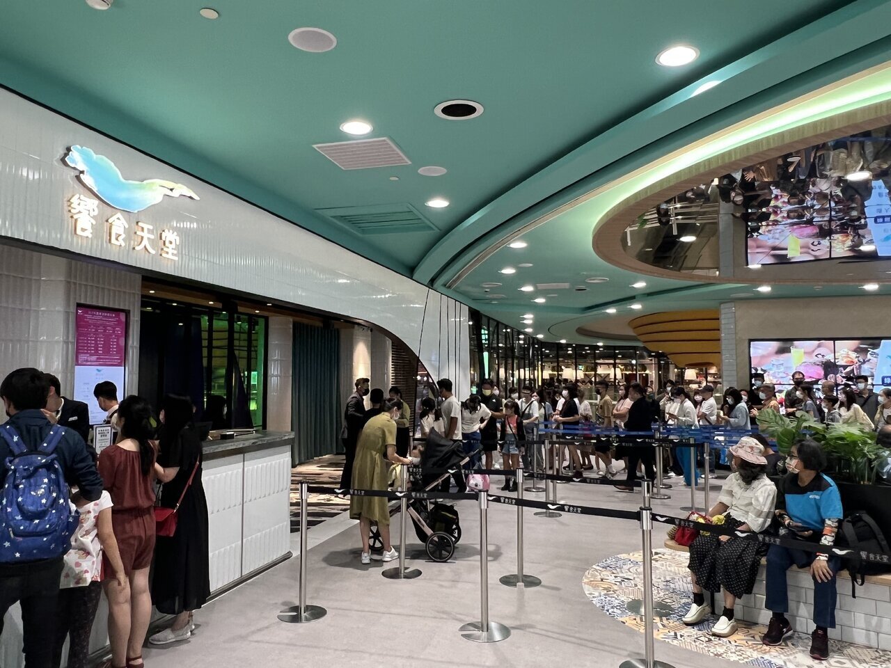 饗食天堂宣布12月1日起再調漲餐價30元,平均漲幅約2.59%,今年已兩度調價。業者表示,人事、食材、電費及廚餘處理成本持續上升,消息引發消費者討論。圖/聯合報系資料照片