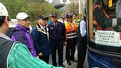 賀陳旦阿里山公路視察遊覽車　仍發現有車輛違規