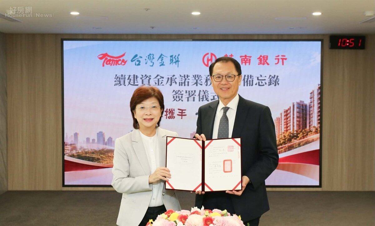 台灣金聯董事長宮文萍(左)與華南銀行總經理黃俊智(右)簽署「續建資金承諾業務合作意向書」,為第二家公股銀行加入「續建資金承諾」機制。圖/台灣金聯提供