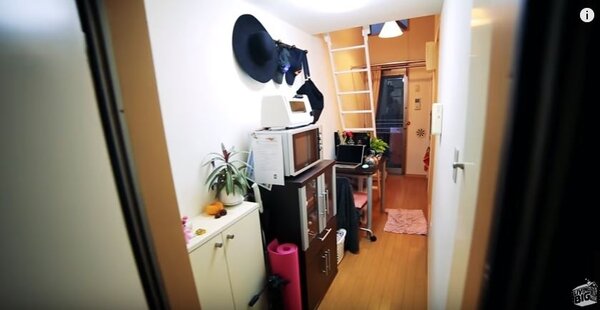 一名澳洲女孩住在僅2.4坪大的公寓裏頭。（翻攝自youtube）