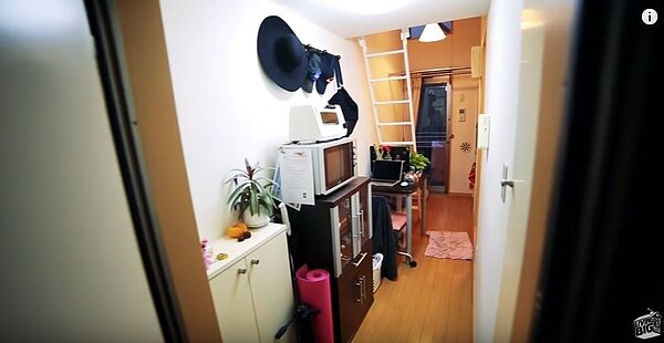 一名澳洲女孩住在僅2.4坪大的公寓裏頭。(翻攝自youtube)