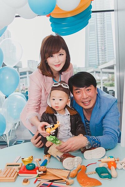 梁赫群常在臉書上分享全家福。(翻攝自梁赫群臉書)